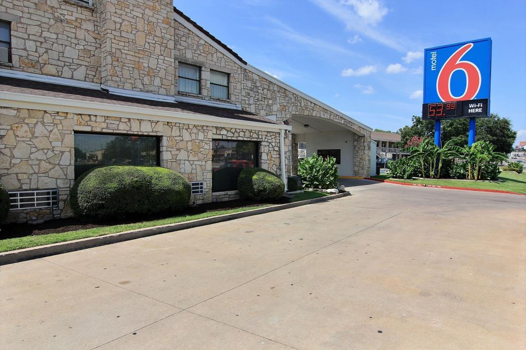 Motel 6 Austin, Tx - Central Downtown Ut Экстерьер фото