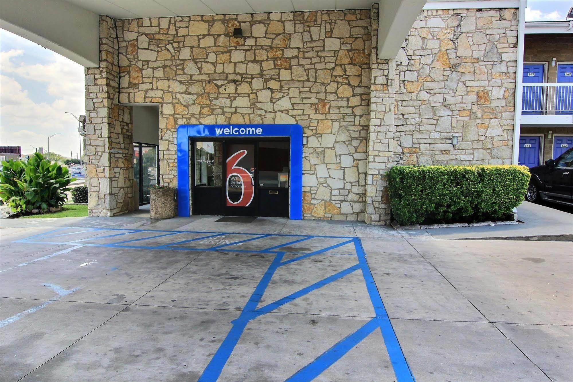 Motel 6 Austin, Tx - Central Downtown Ut Экстерьер фото