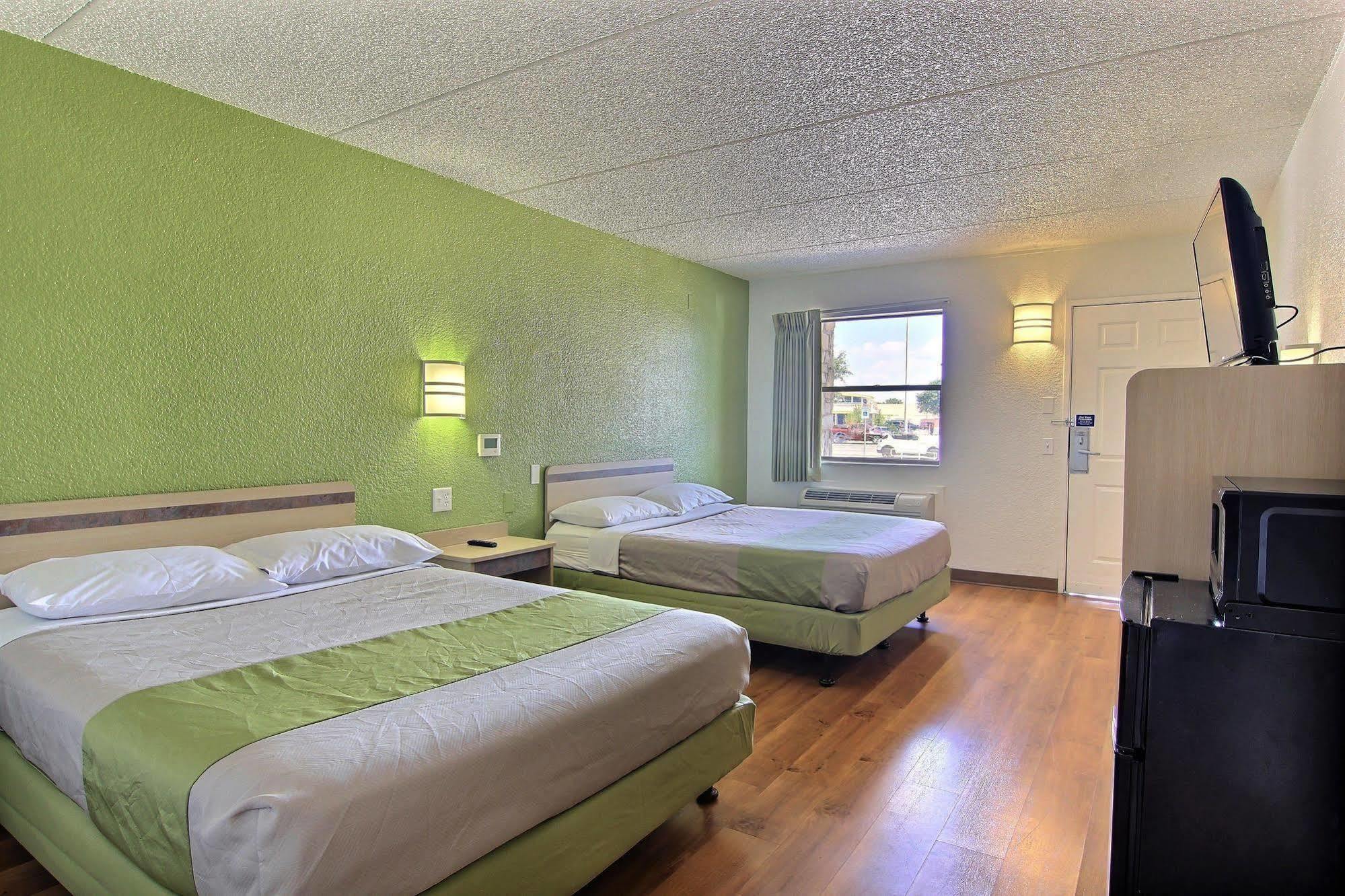 Motel 6 Austin, Tx - Central Downtown Ut Экстерьер фото