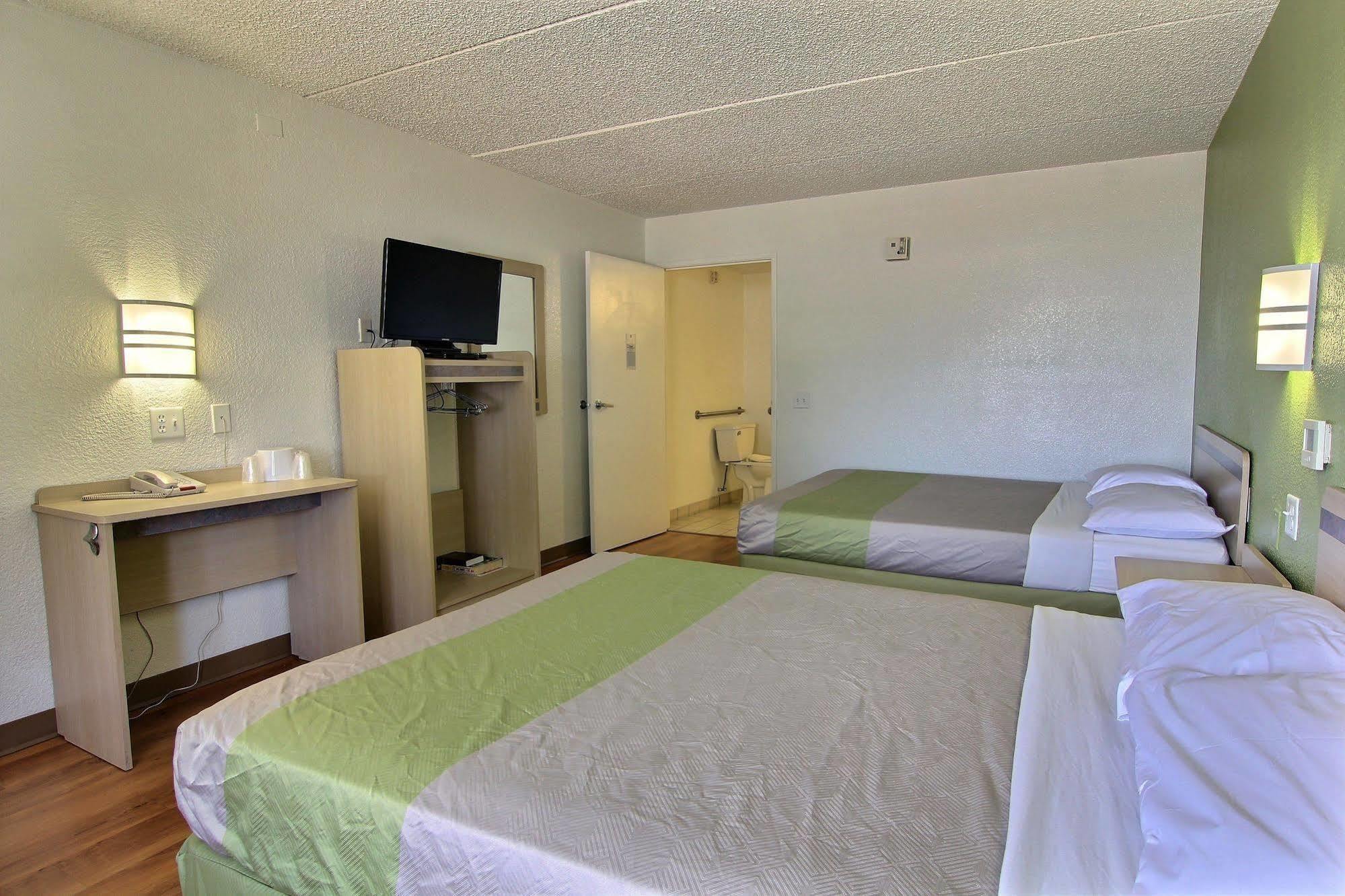 Motel 6 Austin, Tx - Central Downtown Ut Экстерьер фото