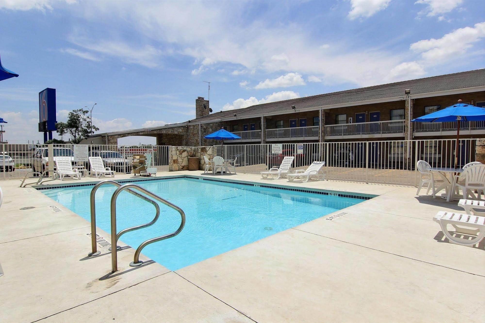 Motel 6 Austin, Tx - Central Downtown Ut Экстерьер фото